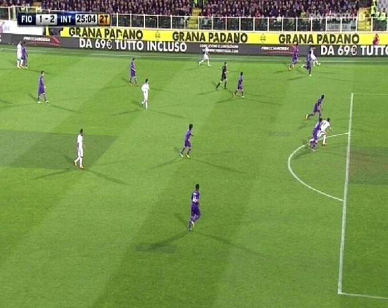 Il fermo immagine tratto da Sky mostra l&#39;azione del gol dell&#39;Inter, siglato da Mauro Icardi . Fiorentina - Inter 1-2 (Ansa)